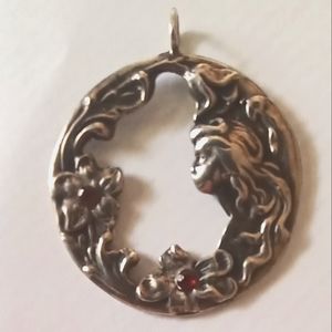 Art nouveau pendant
